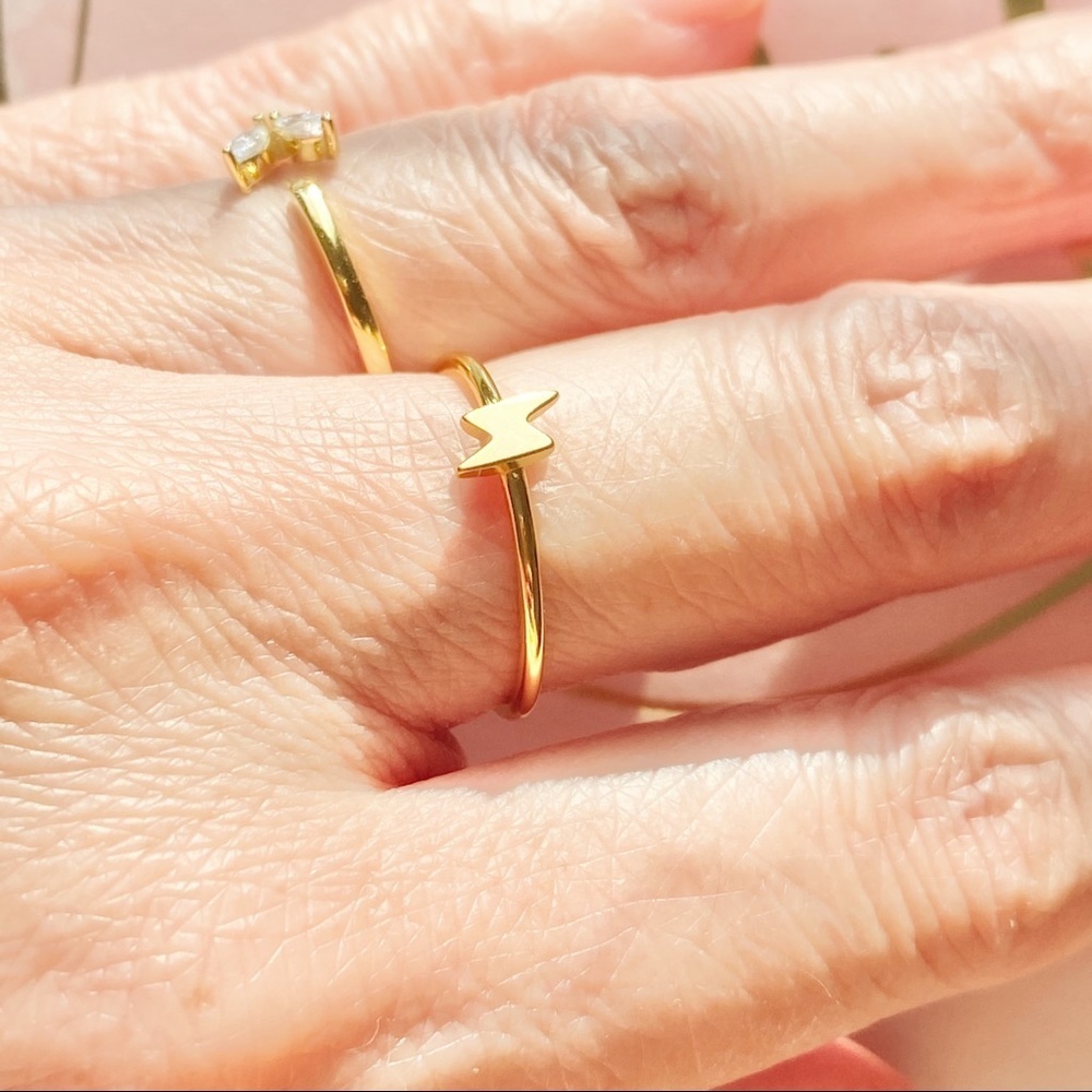 Lightning Bolt Solitaire Simple Gold Stacking Ring